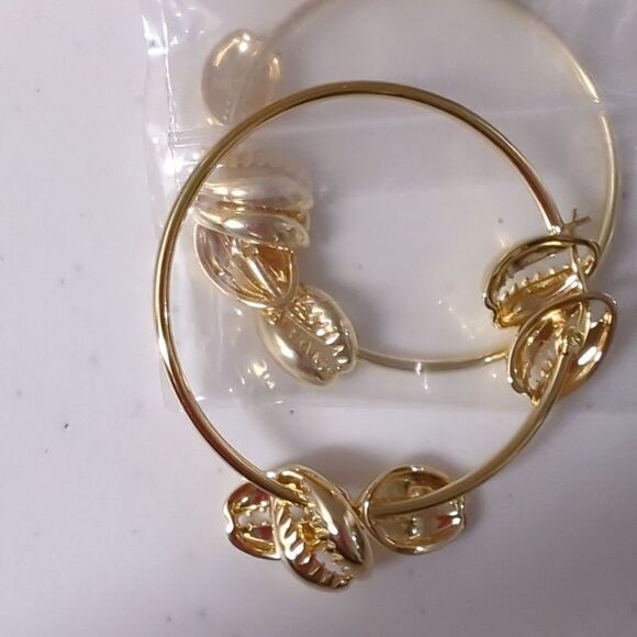 NWT Jewelry Case with 3 Gold Earrings - Picture 5 of 7